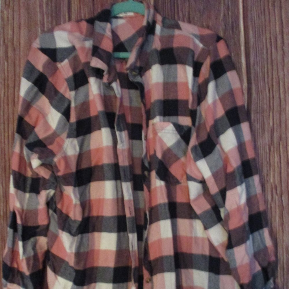 Maurices plus size 2 pink white navy checked flannel shirt on trend EUC